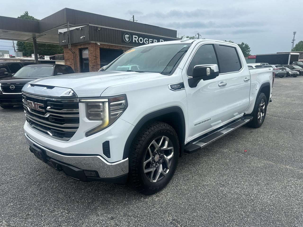 GMC Sierra 1500 4WD Crew Cab 147" SLT 2023