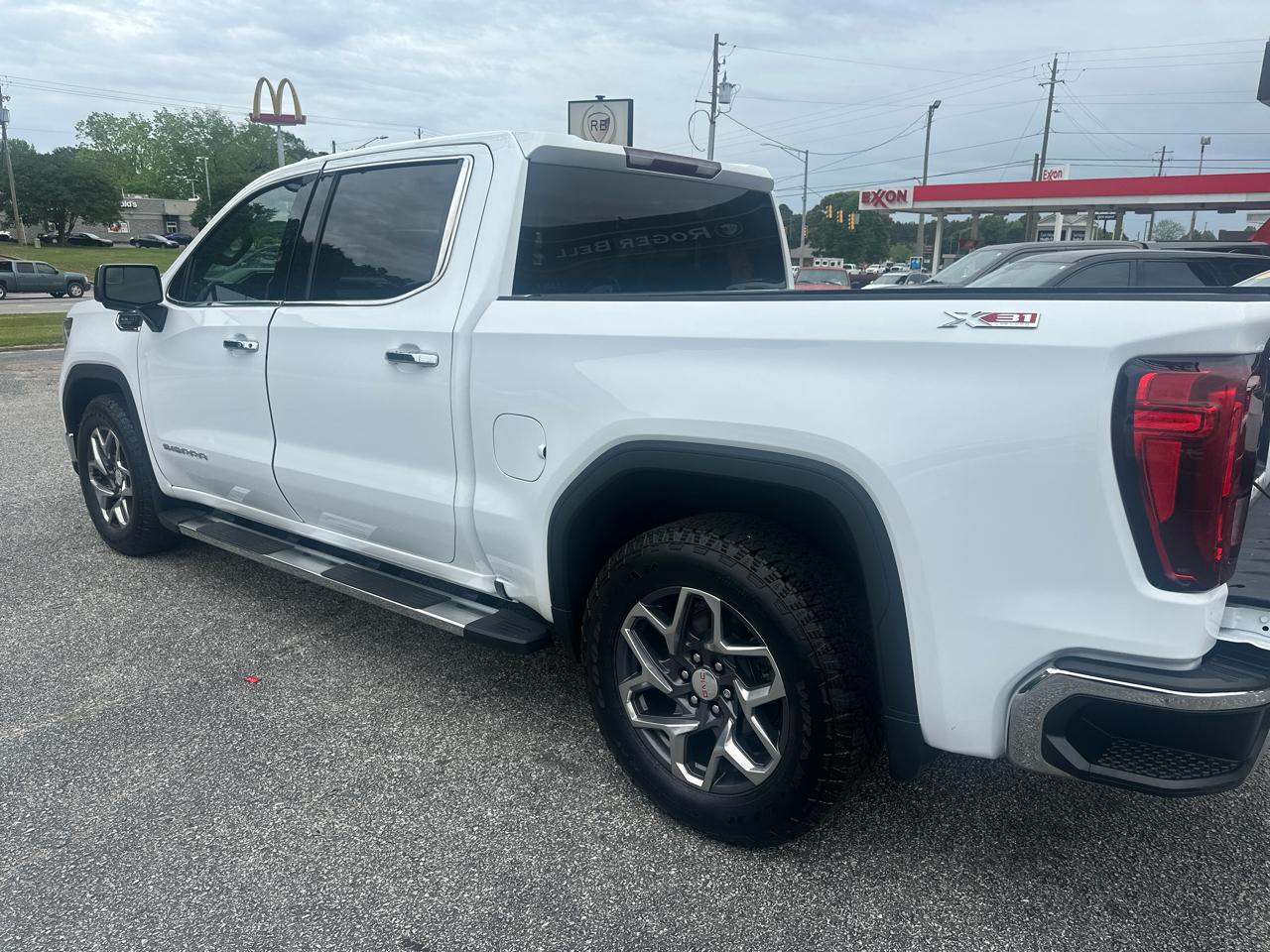GMC Sierra 1500 4WD Crew Cab 147" SLT 2023