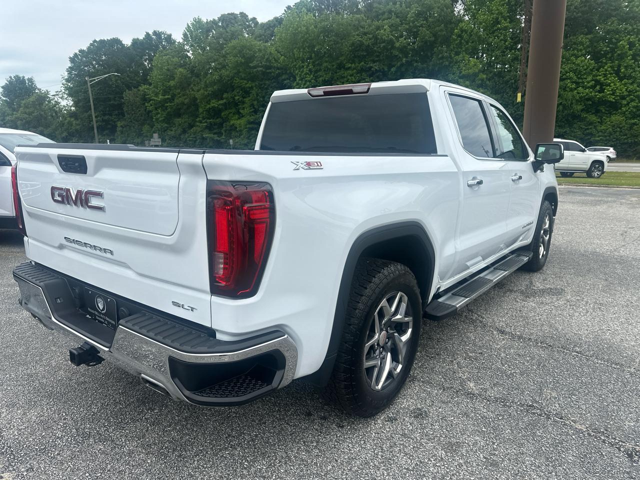 GMC Sierra 1500 4WD Crew Cab 147" SLT 2023