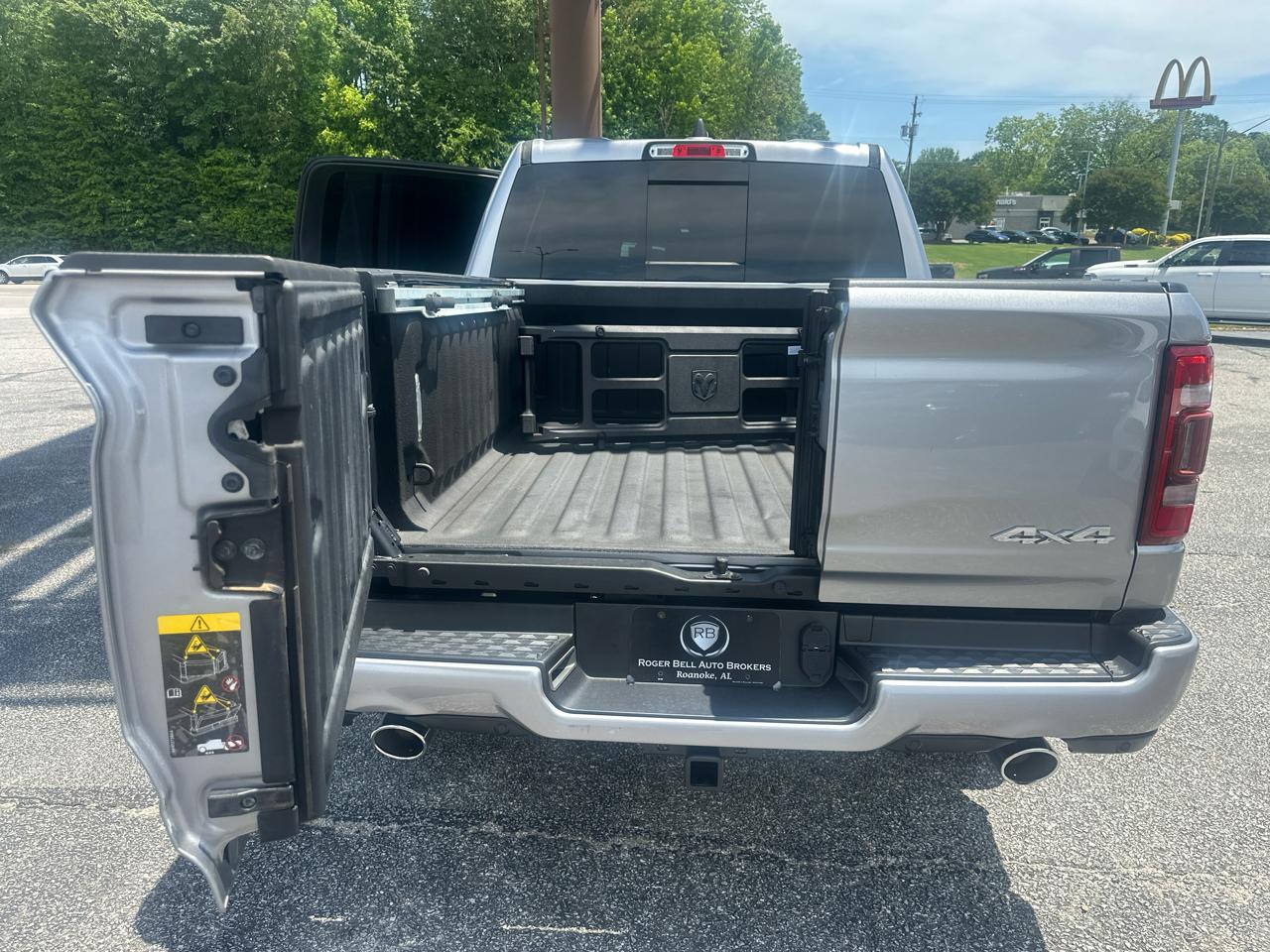 RAM 1500 Big Horn 4x4 Crew Cab 5'7" Box 2020