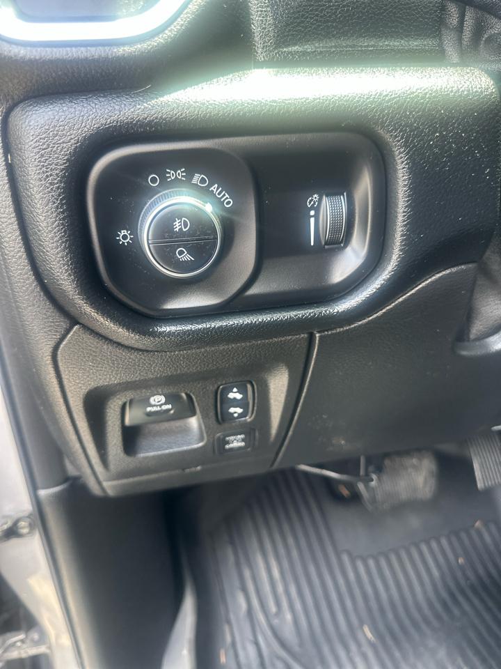 RAM 1500 Big Horn 4x4 Crew Cab 5'7" Box 2020