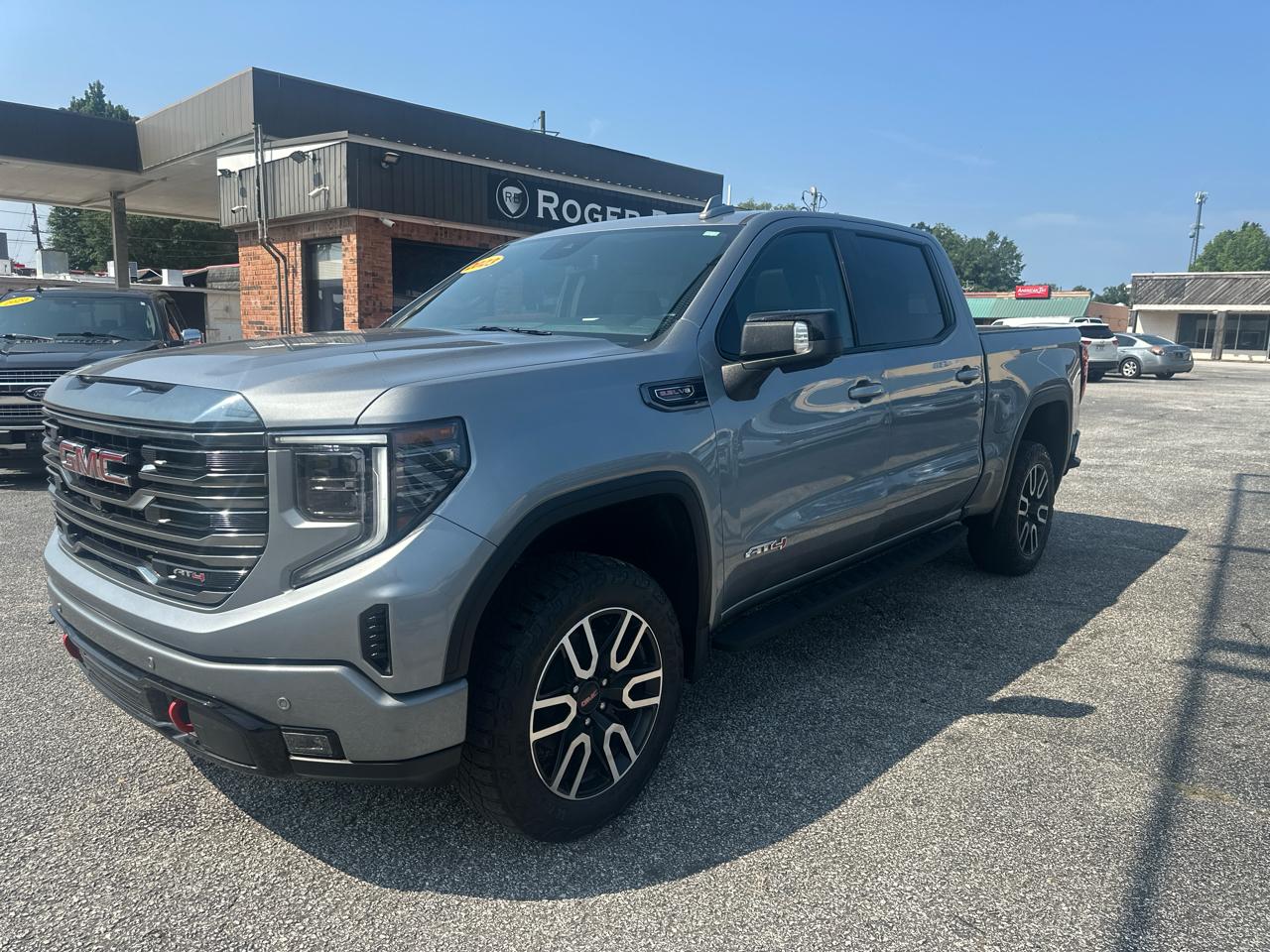 GMC Sierra 1500 4WD Crew Cab 147" AT4 2023