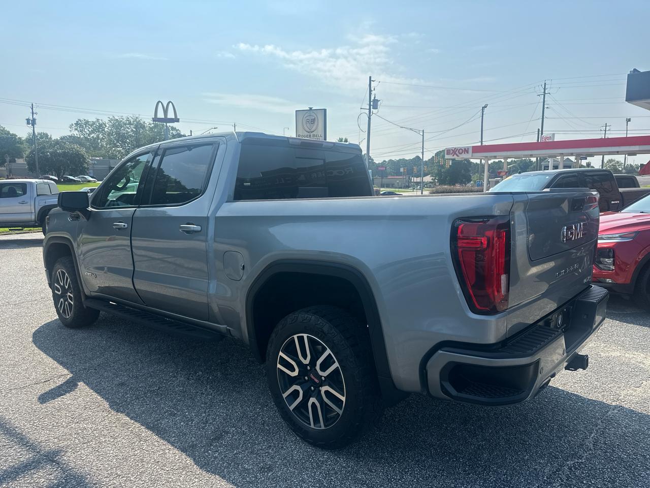 GMC Sierra 1500 4WD Crew Cab 147" AT4 2023