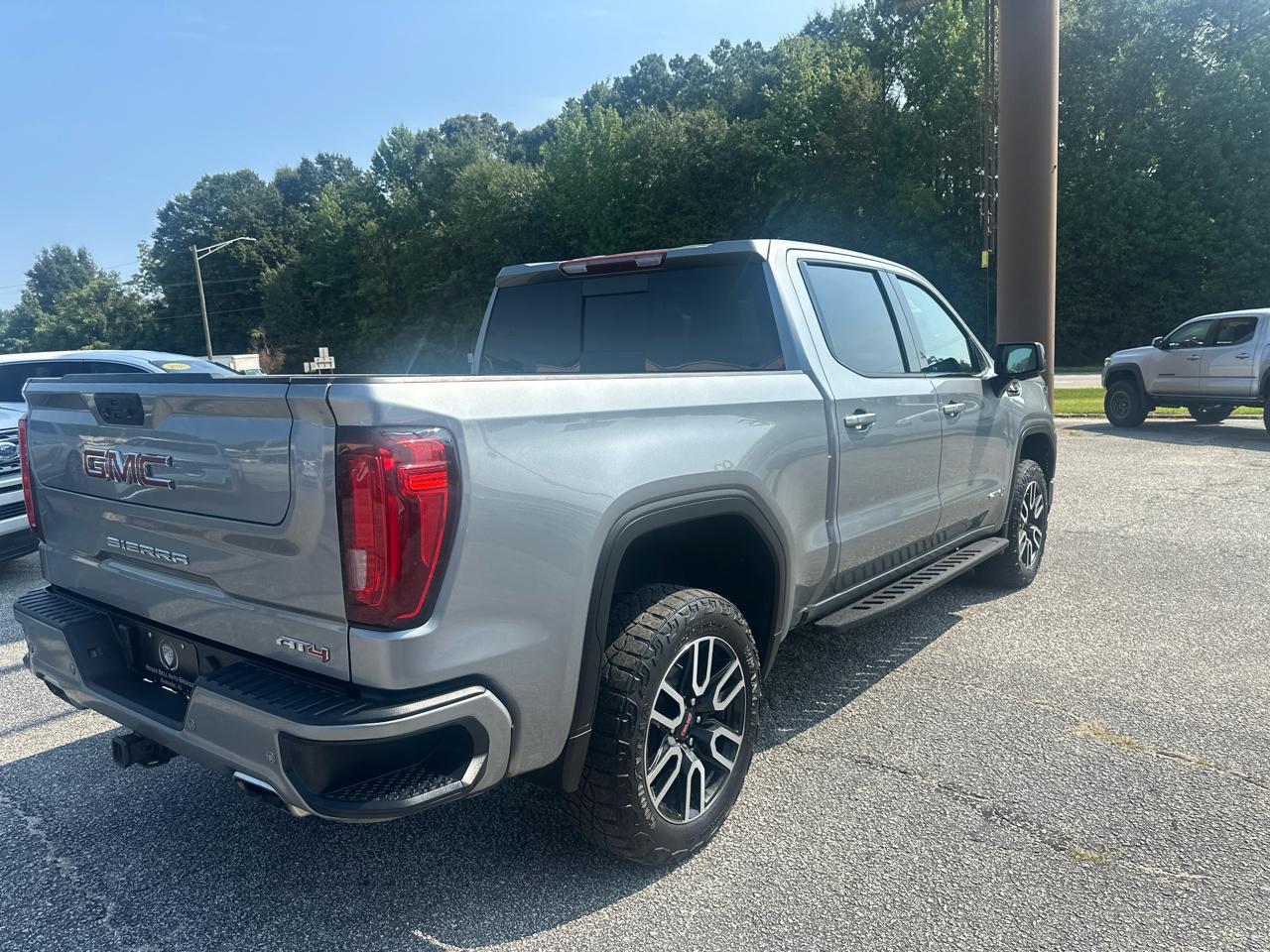GMC Sierra 1500 4WD Crew Cab 147" AT4 2023