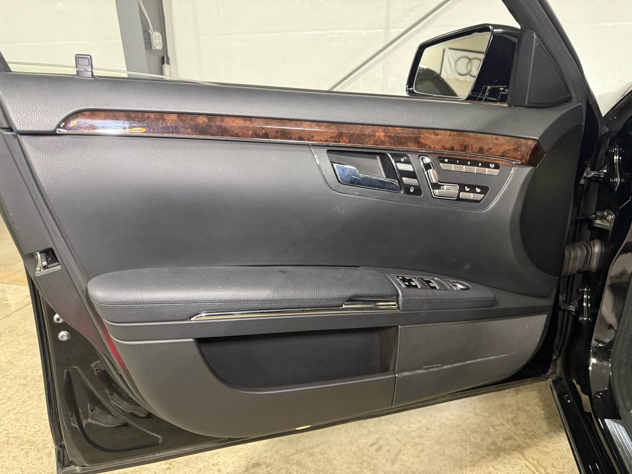 Mercedes-Benz S-Class S550 4-MATIC 2012