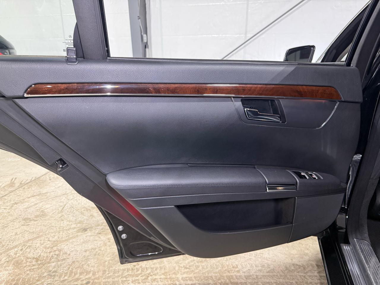 Mercedes-Benz S-Class S550 4-MATIC 2012