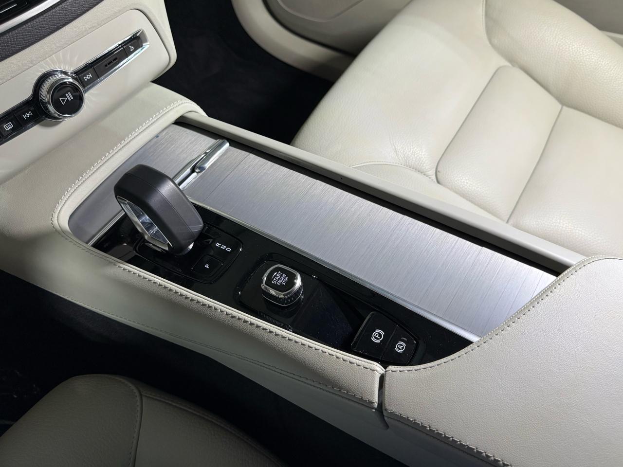 Volvo XC90 B5 Core 2024