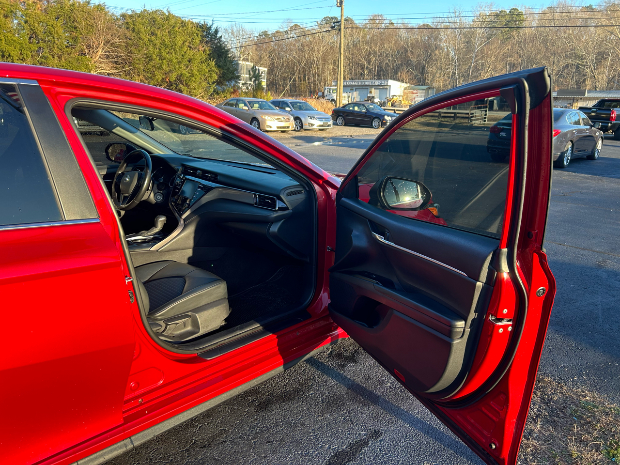 Toyota Camry SE 2020