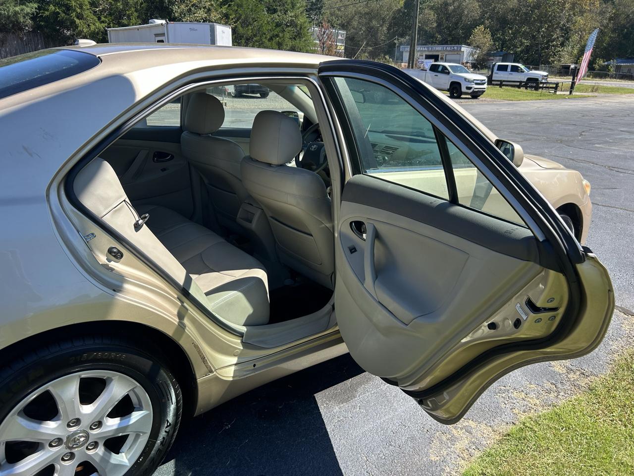 Toyota Camry Base 6-Spd AT 2011