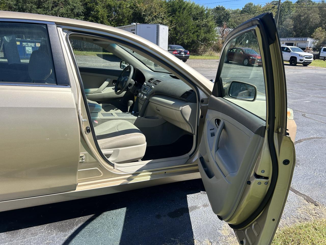 Toyota Camry Base 6-Spd AT 2011