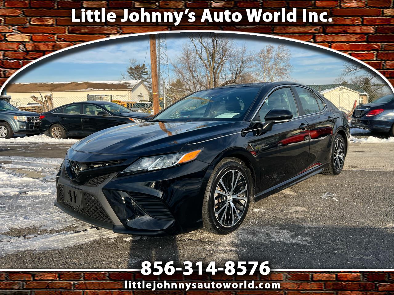 2019 Toyota Camry SE's photo