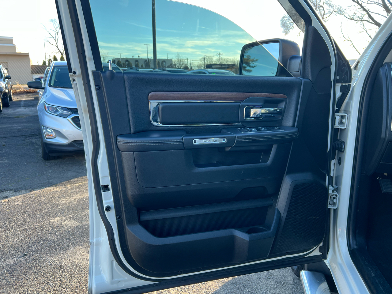 RAM 1500 Laramie Crew Cab SWB 4WD 2016