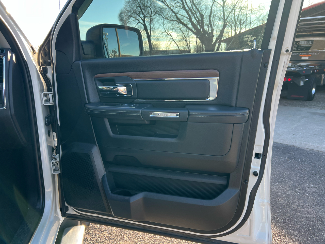 RAM 1500 Laramie Crew Cab SWB 4WD 2016