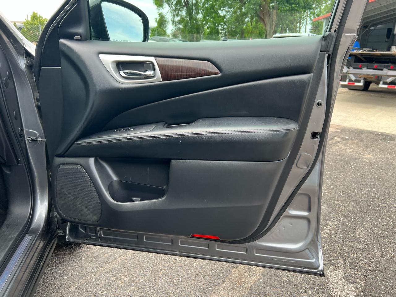 Nissan Pathfinder SV 4WD 2015