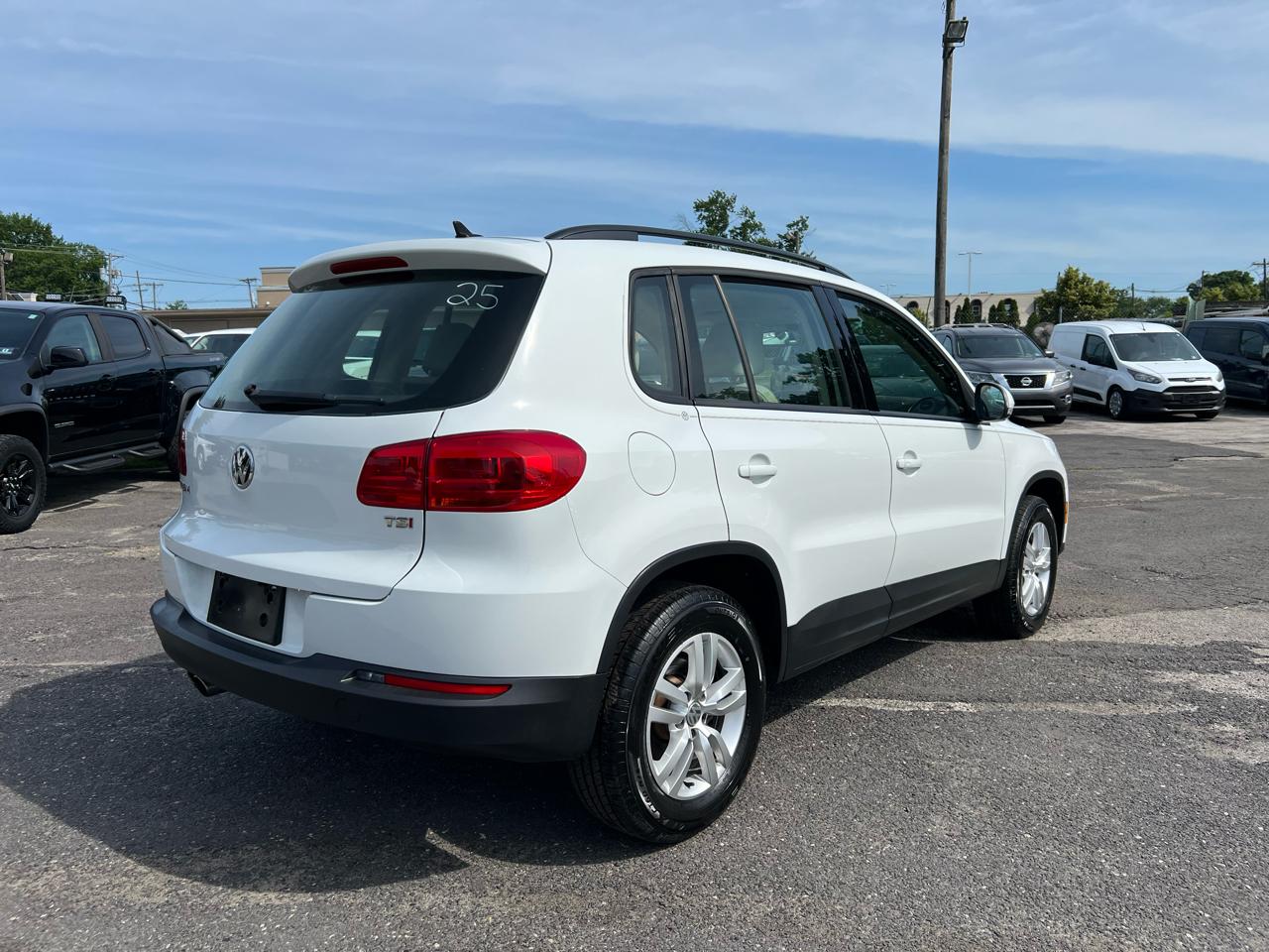 Volkswagen Tiguan S 2017