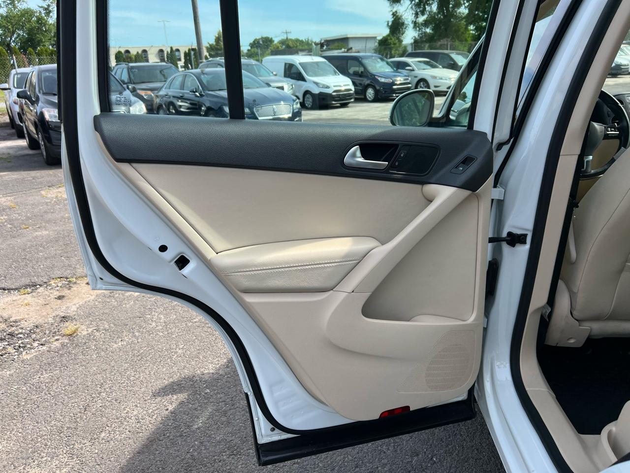 Volkswagen Tiguan S 2017