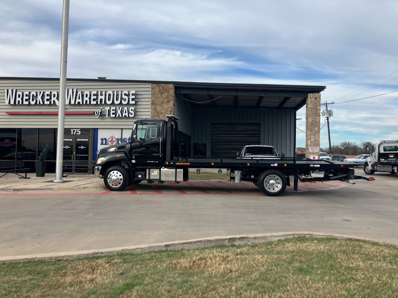 2025 Hino 4x2 Incomplete Vehicle L6