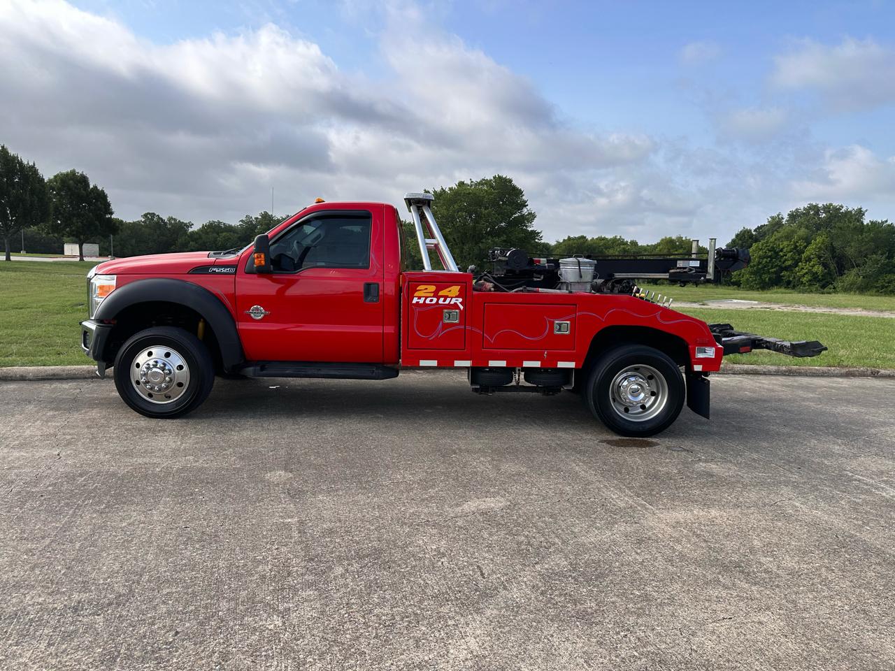 Ford Super Duty F-550 DRW 2WD Reg Cab 165" WB 84" CA XLT 2016
