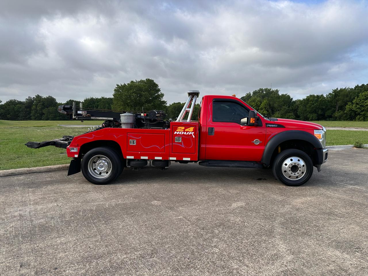 Ford Super Duty F-550 DRW 2WD Reg Cab 165" WB 84" CA XLT 2016