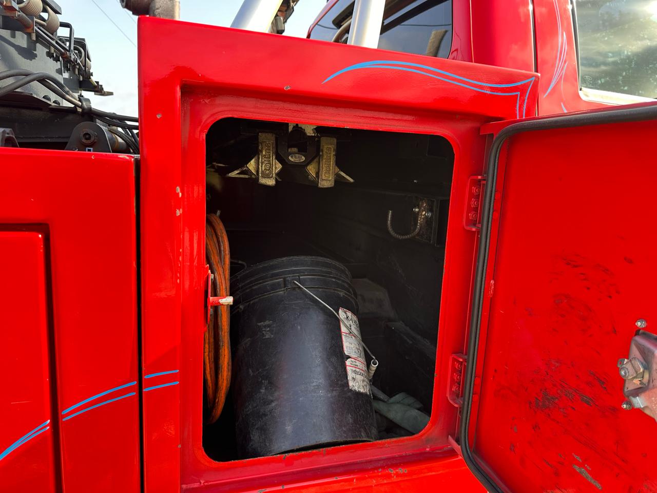 Ford Super Duty F-550 DRW 2WD Reg Cab 165" WB 84" CA XLT 2016