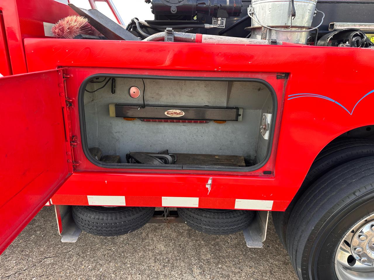 Ford Super Duty F-550 DRW 2WD Reg Cab 165" WB 84" CA XLT 2016