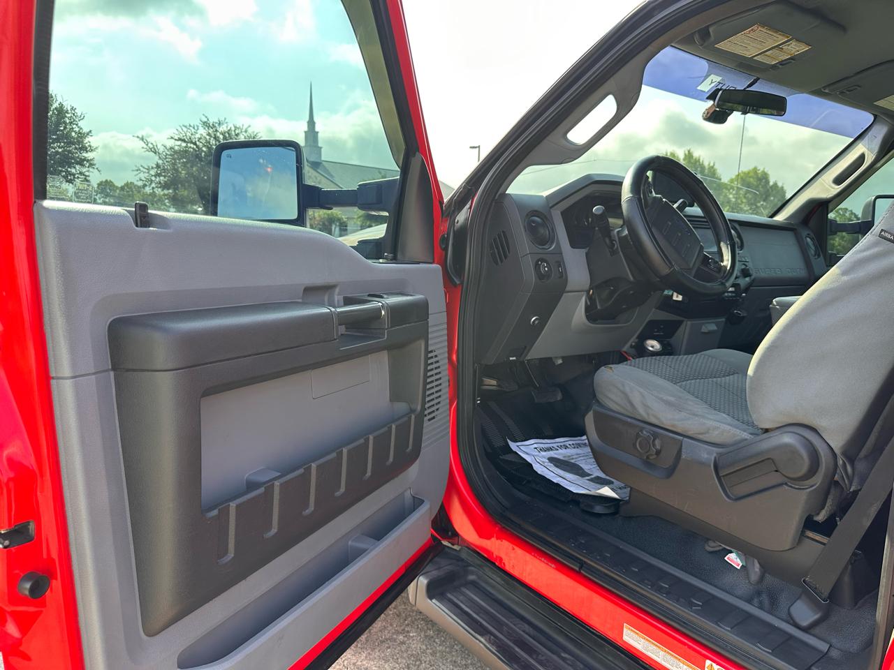 Ford Super Duty F-550 DRW 2WD Reg Cab 165" WB 84" CA XLT 2016