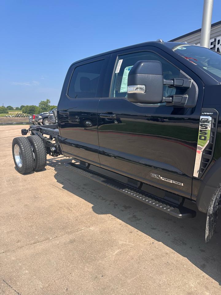 Ford Super Duty F-550 DRW Lariat 4WD Crew Cab 179" WB 60" CA 2026