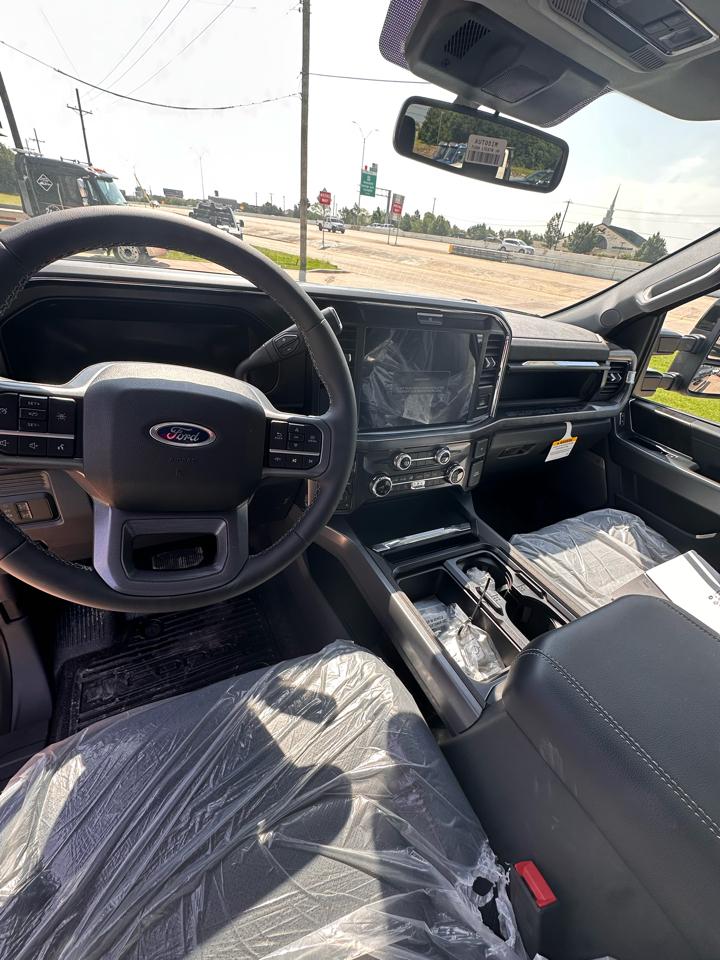 Ford Super Duty F-550 DRW Lariat 4WD Crew Cab 179" WB 60" CA 2026