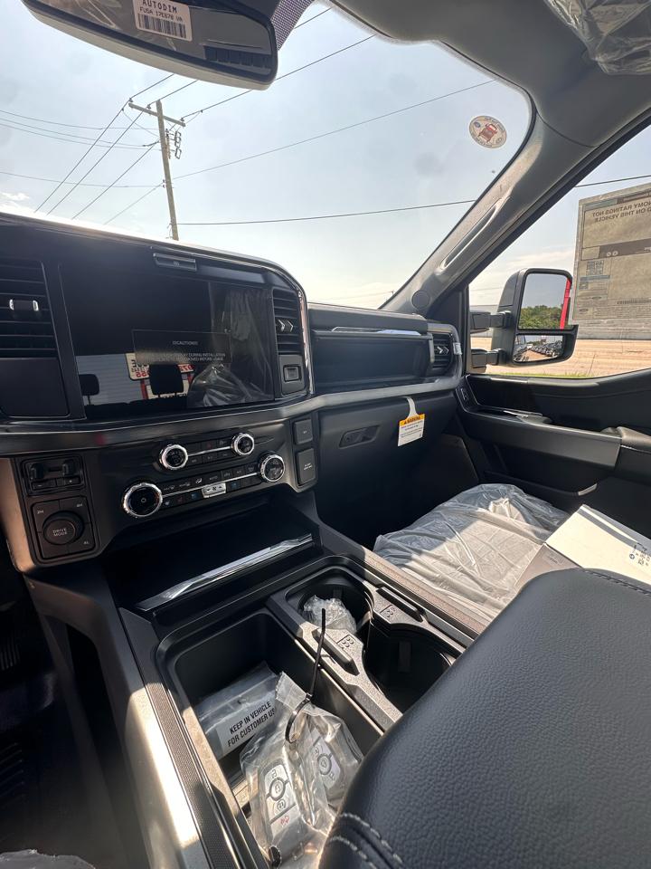 Ford Super Duty F-550 DRW Lariat 4WD Crew Cab 179" WB 60" CA 2026