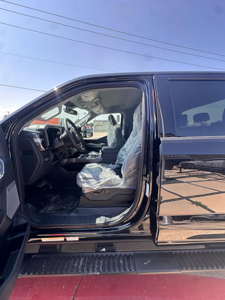 Ford Super Duty F-550 DRW Lariat 4WD Crew Cab 179" WB 60" CA 2026