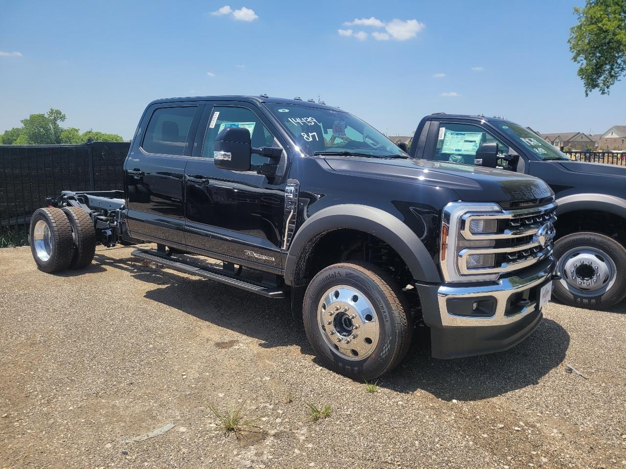Ford Super Duty F-550 DRW Lariat 4WD Crew Cab 179" WB 60" CA 2026