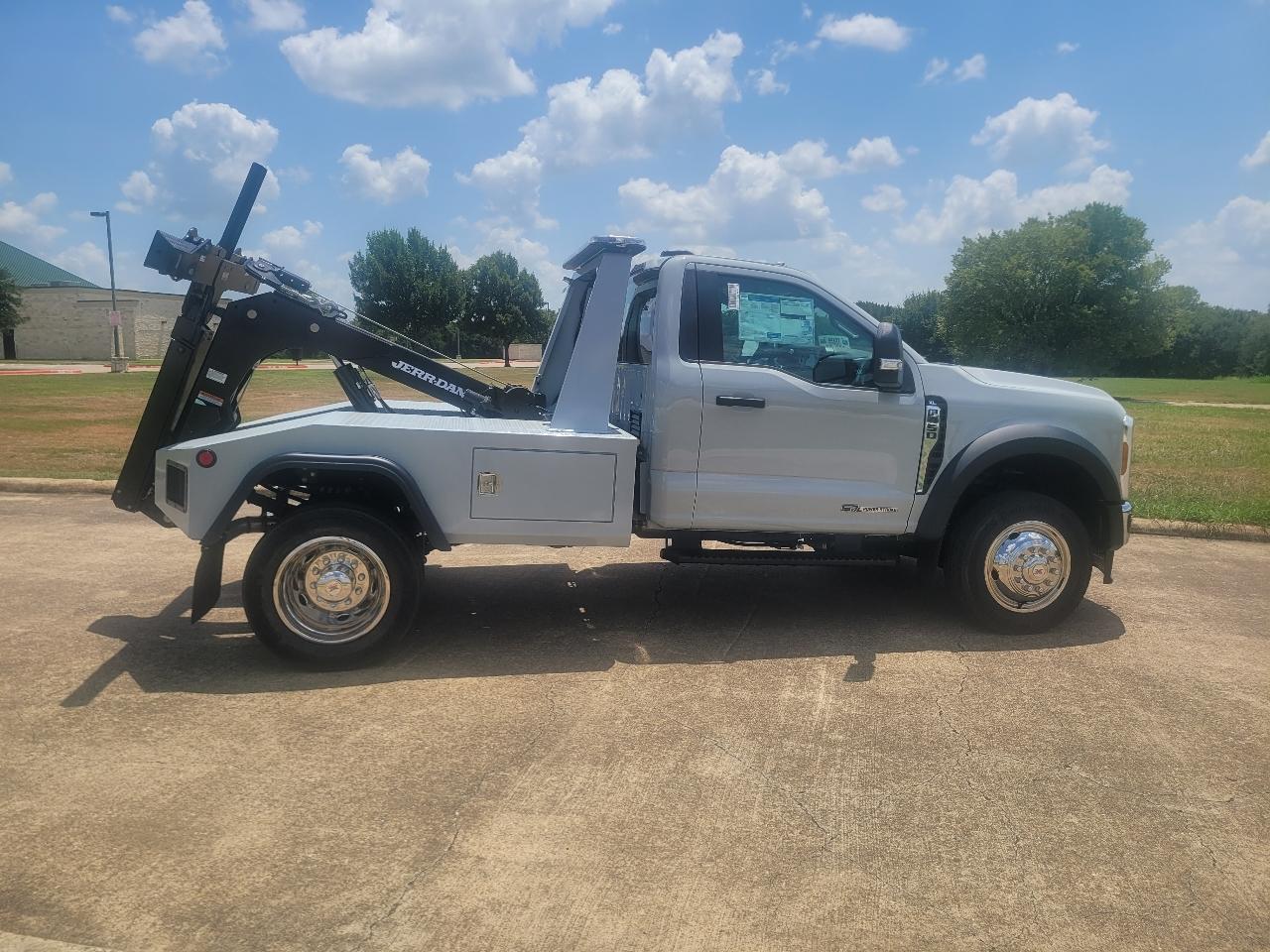 Ford Super Duty F-450 DRW XLT 2WD Reg Cab 145" WB 60" CA 2026