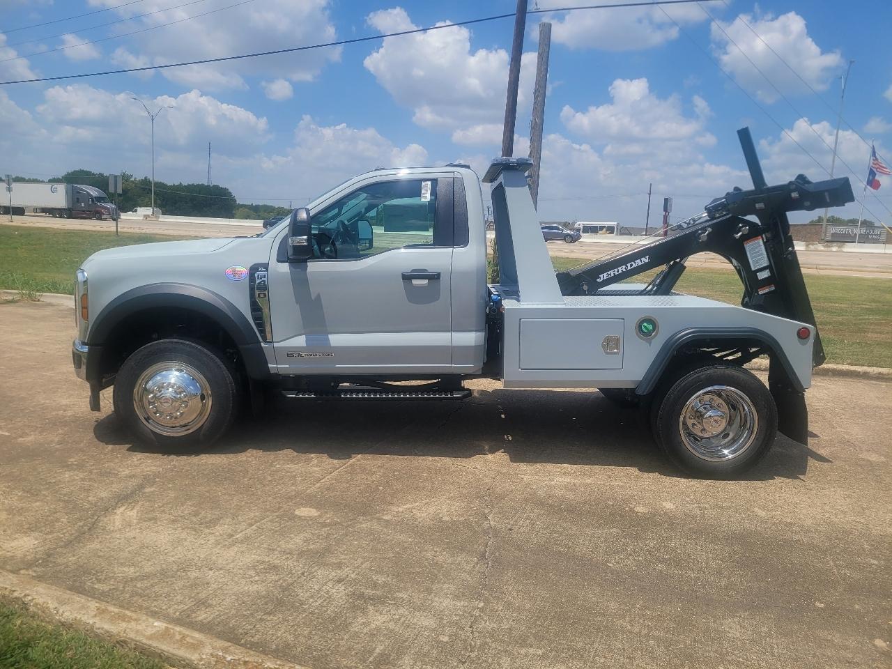 Ford Super Duty F-450 DRW XLT 2WD Reg Cab 145" WB 60" CA 2026