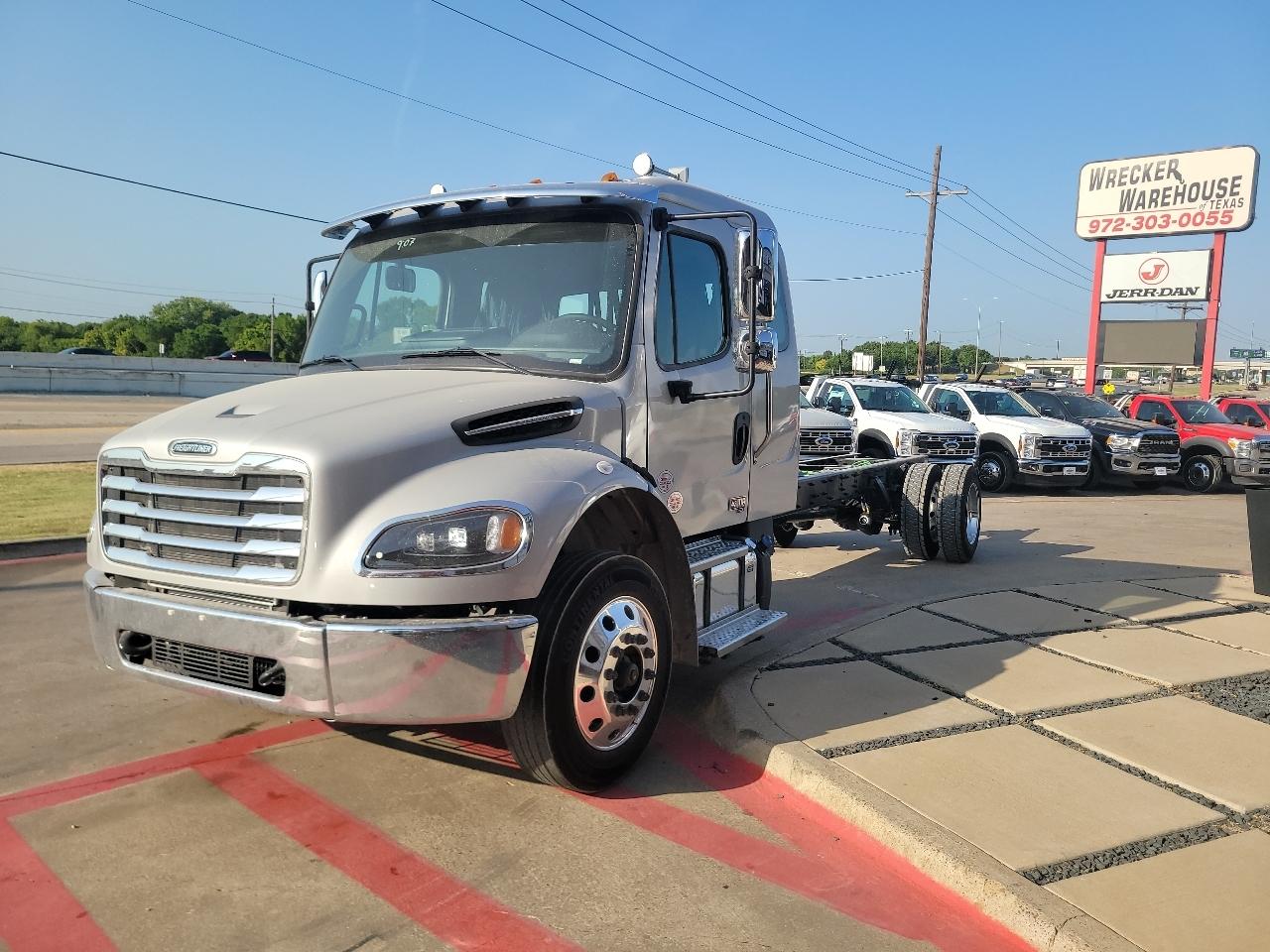 Freightliner M2 106 Medium Duty  2027