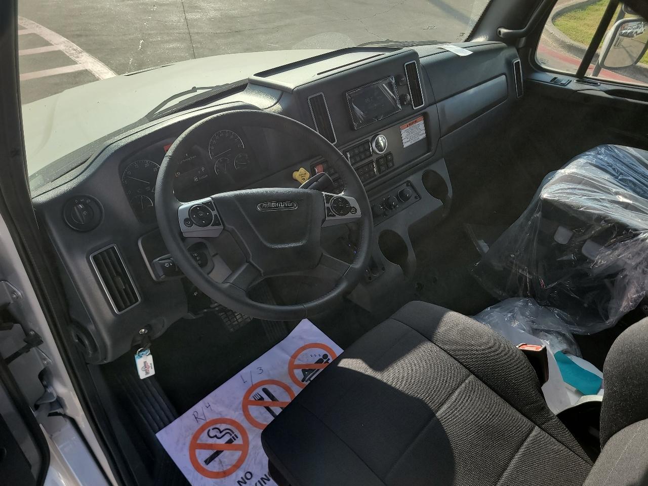 Freightliner M2 106 Medium Duty  2027