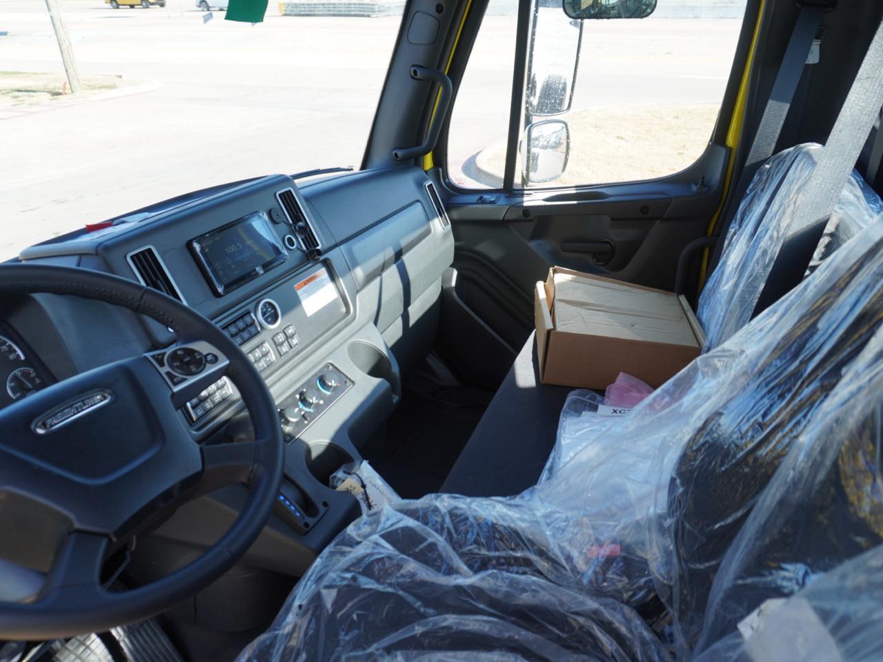 Freightliner M2 106  2027