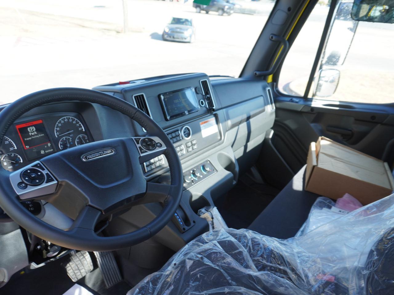 Freightliner M2 106  2027