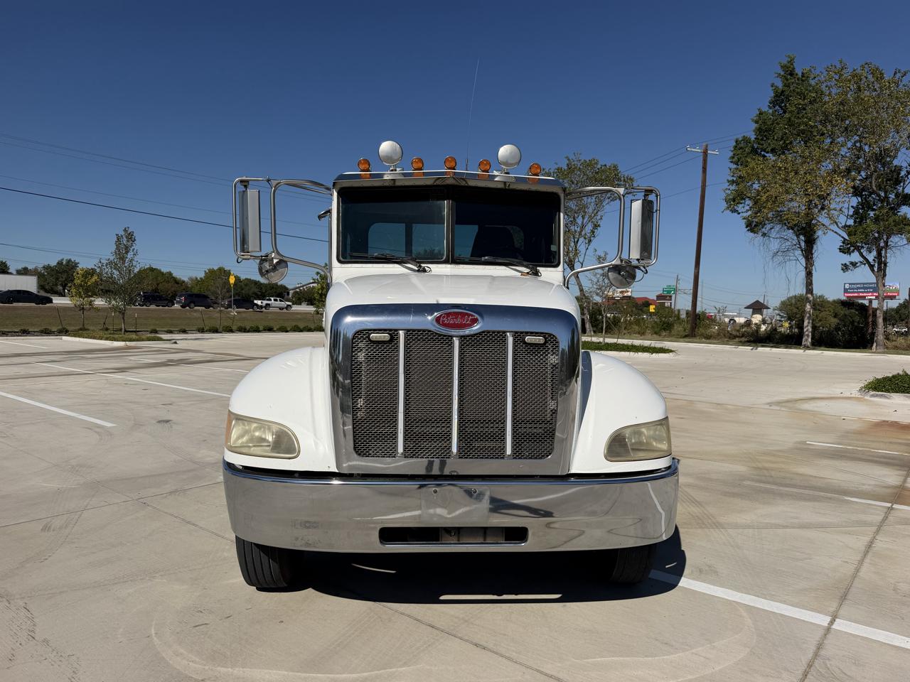 Peterbilt 330  2011