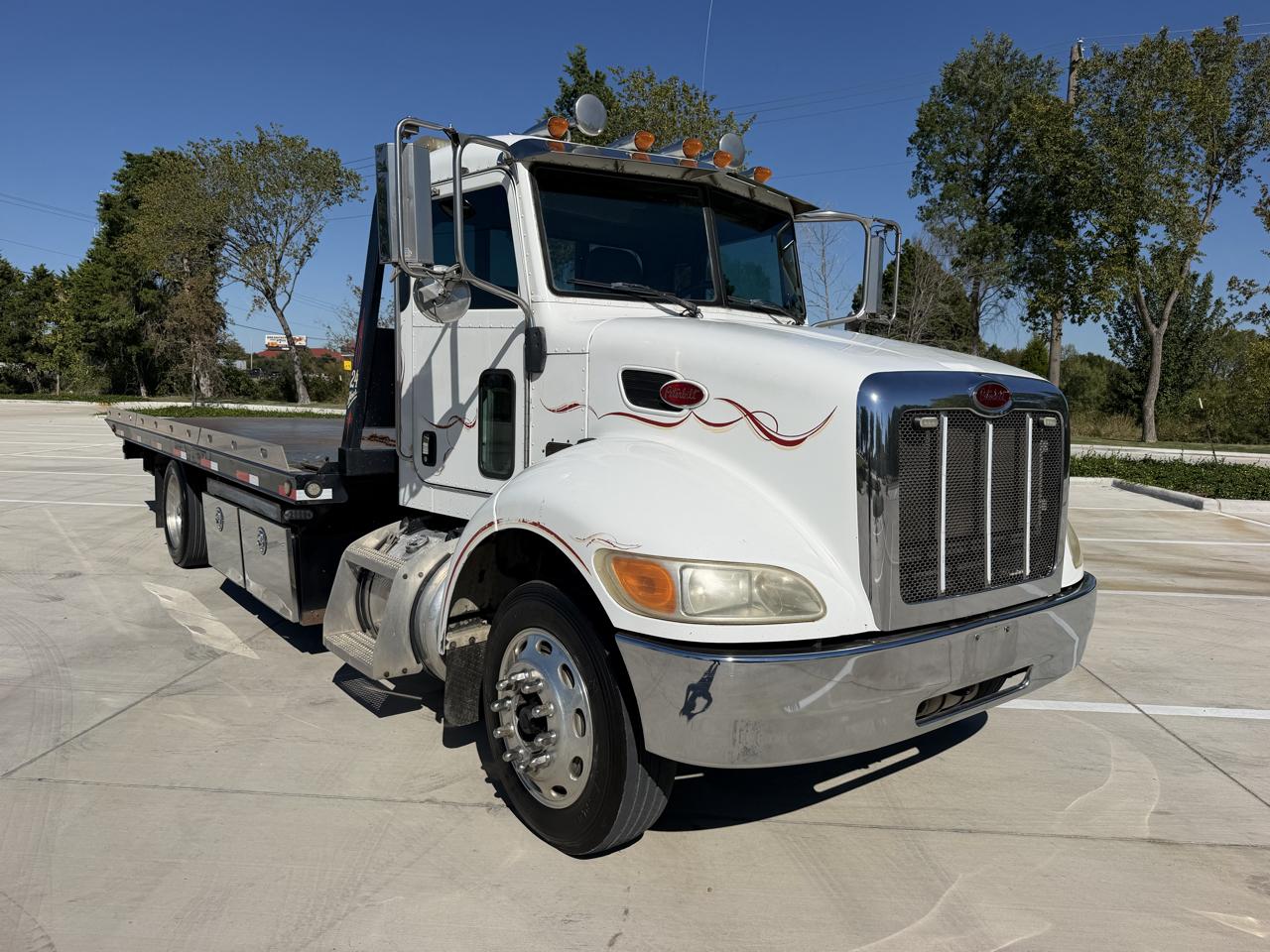 Peterbilt 330  2011