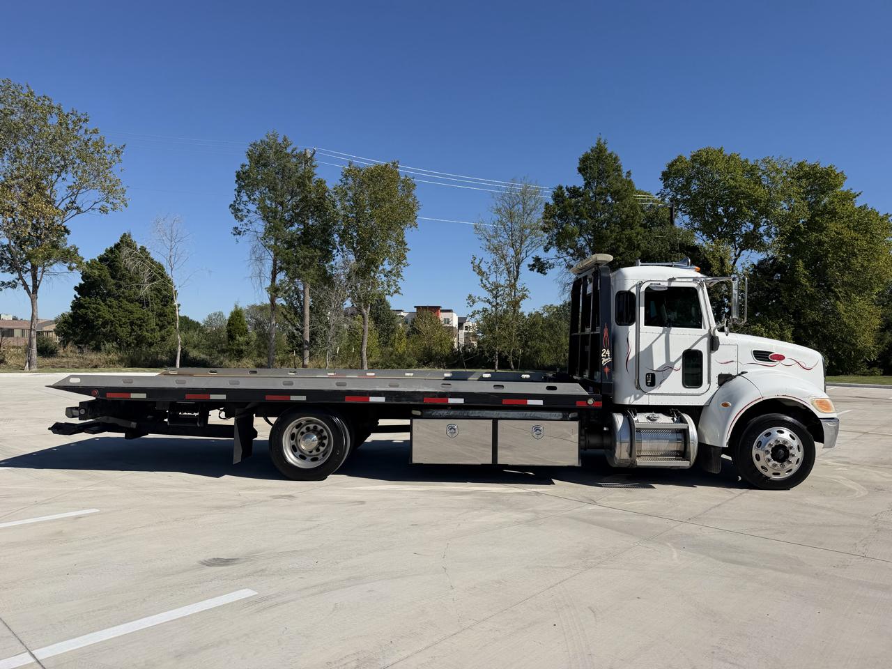 Peterbilt 330  2011