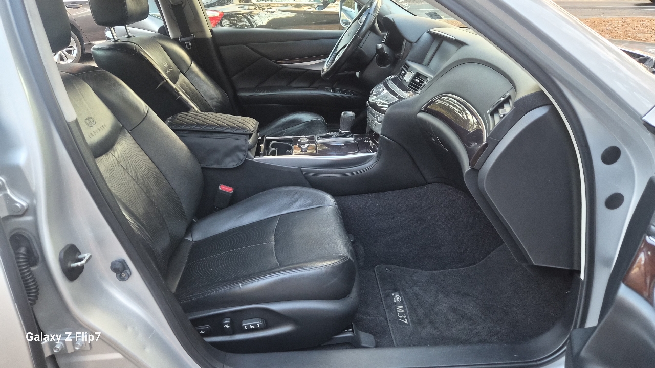 Infiniti M37  2012