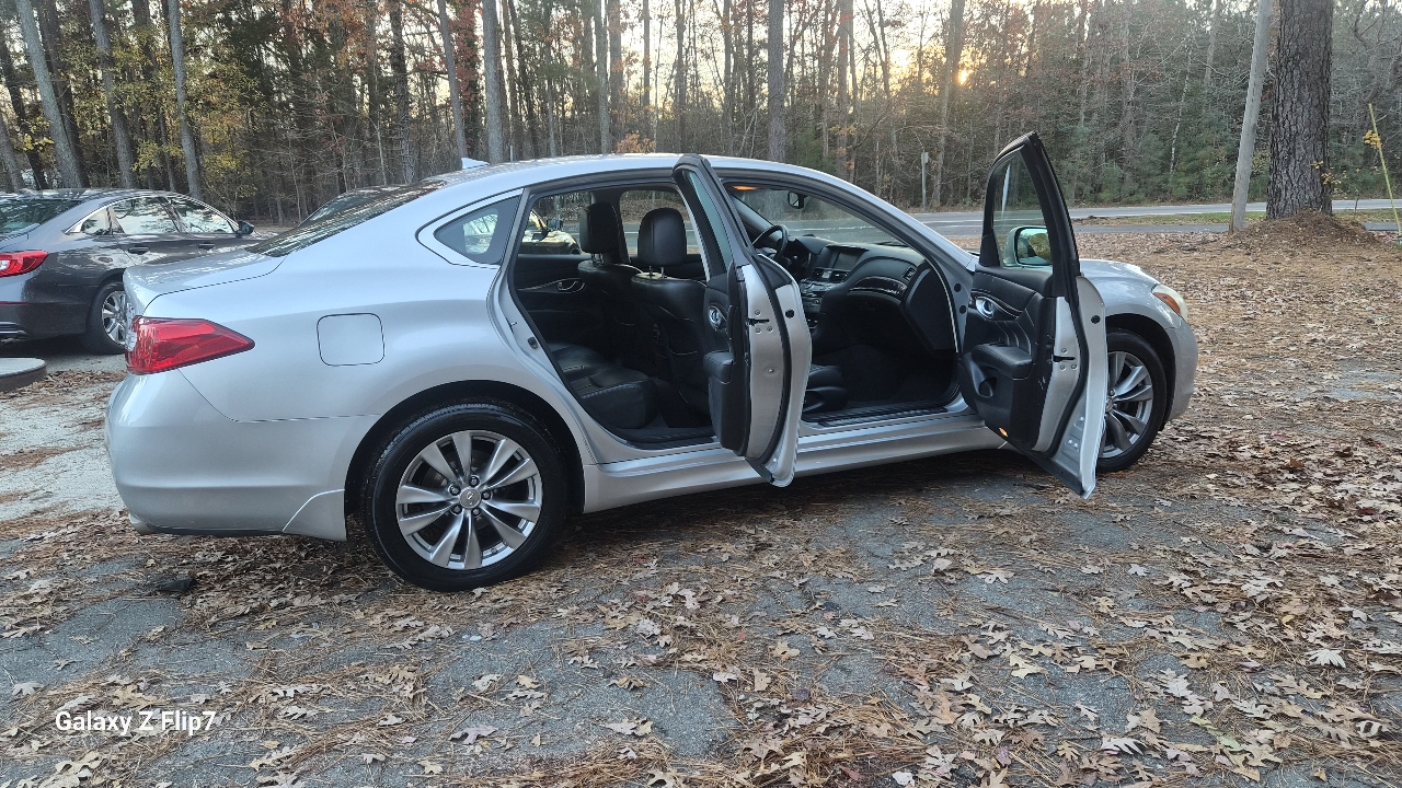 Infiniti M37  2012