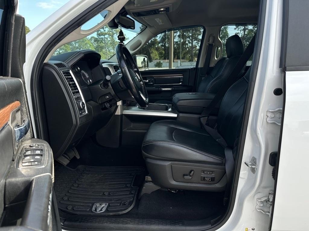 RAM 1500 Classic Laramie 4x2 Crew Cab 5'7" Box 2019