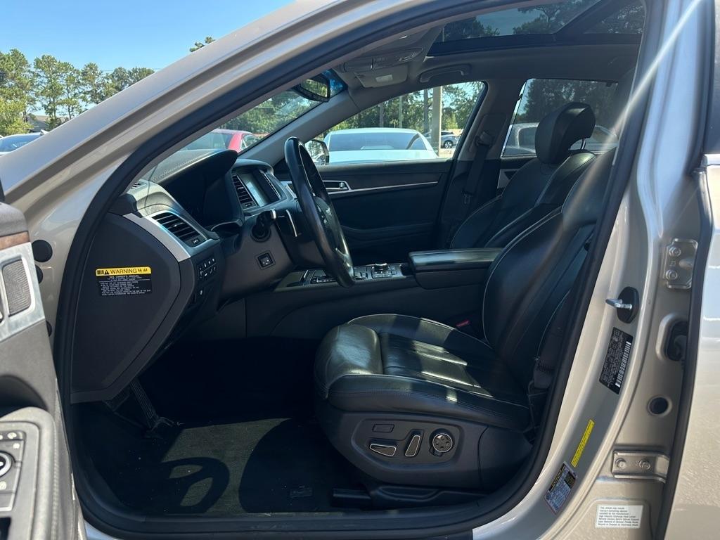 Hyundai Genesis 4dr Sdn V8 5.0L RWD 2015