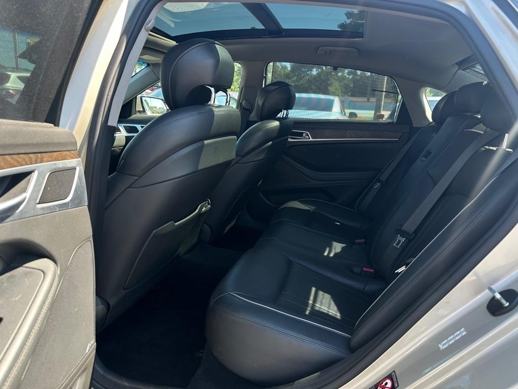 Hyundai Genesis 4dr Sdn V8 5.0L RWD 2015