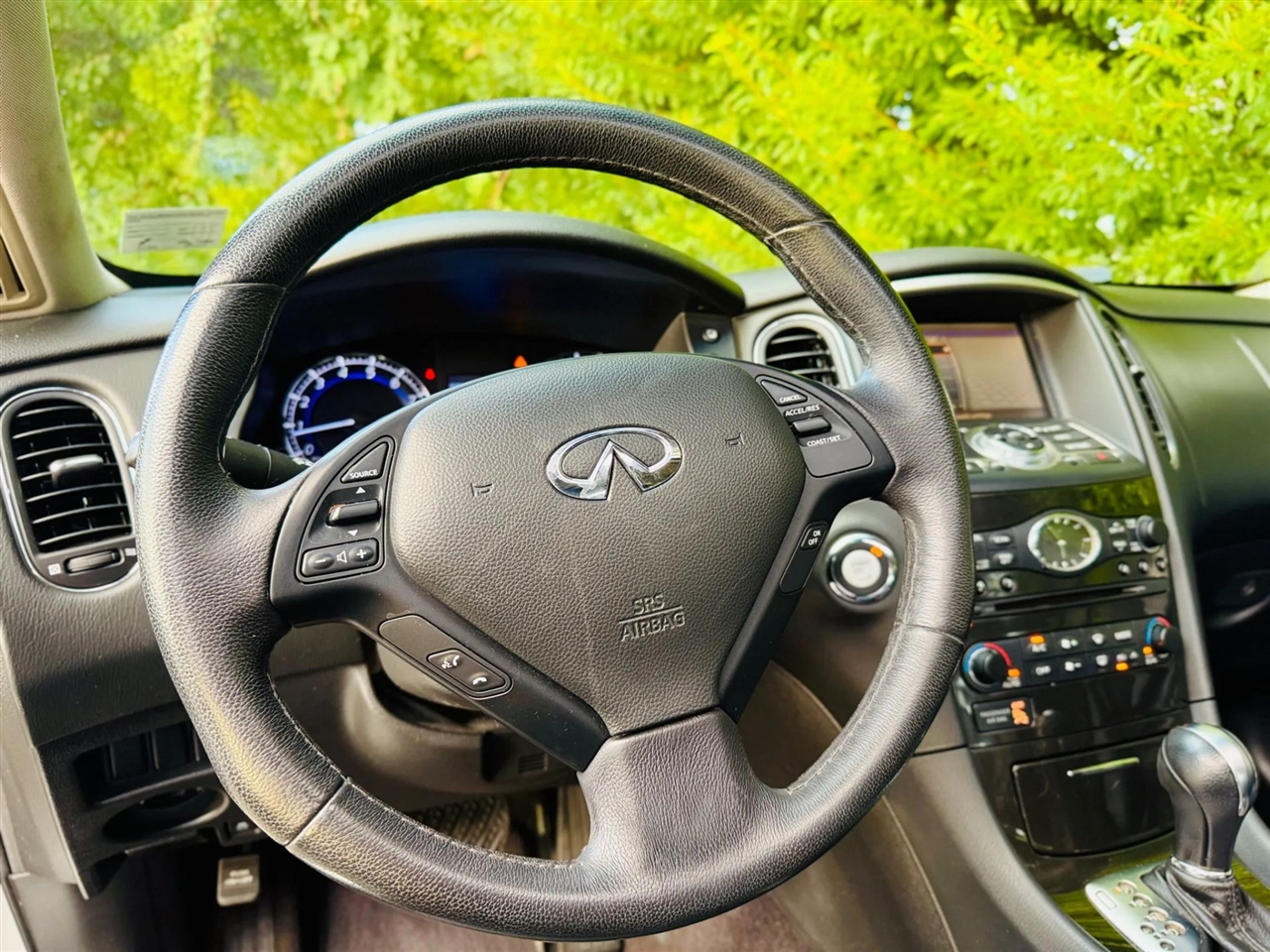 2017 Infiniti QX50 Base AWD photo 2