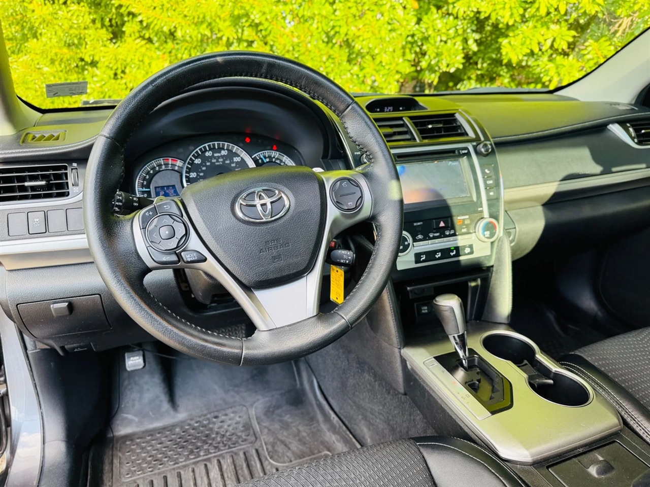 2014 Toyota Camry SE photo 2