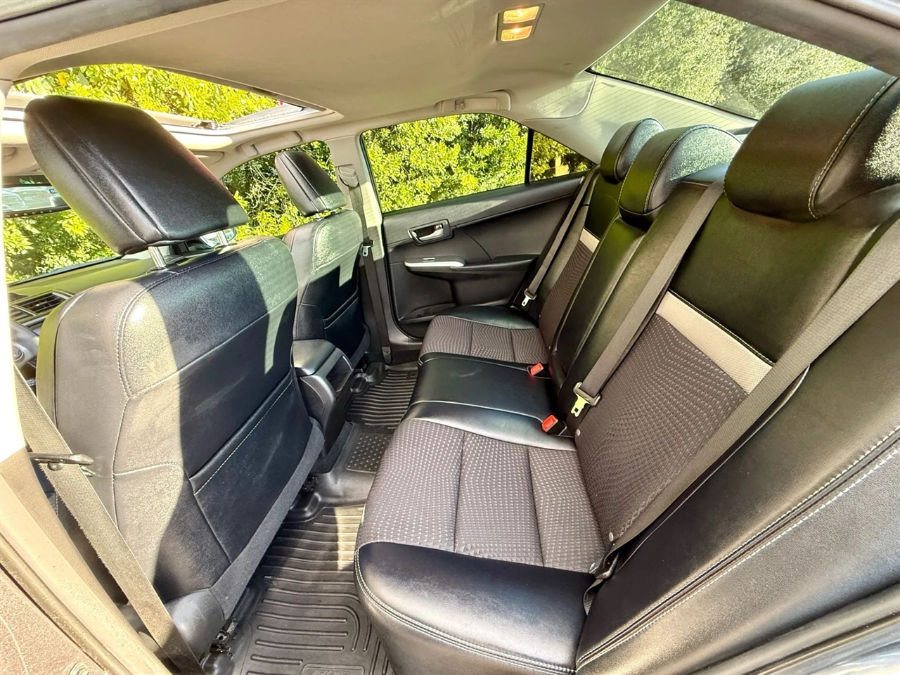 2014 Toyota Camry SE photo 3