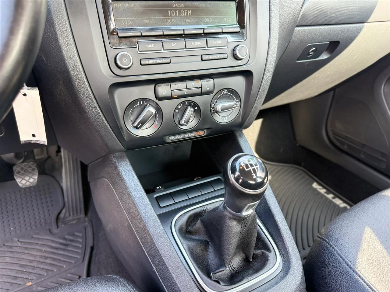 Volkswagen Jetta Sedan 4dr Manual SE PZEV 2012