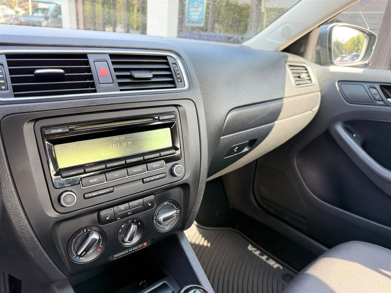 Volkswagen Jetta Sedan 4dr Manual SE PZEV 2012